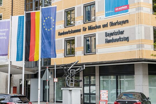 Handwerkskammer für München und Oberbayern Fahnen Flaggen Banner Straße Haus Fenster Max-Joseph-Straße Hauptverwaltung HQ