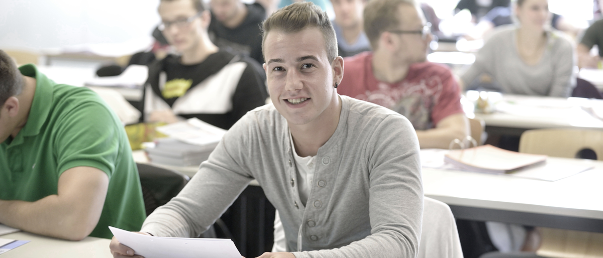 24898 Teilnehmer Schüler Meister Schulung Mann Gruppe