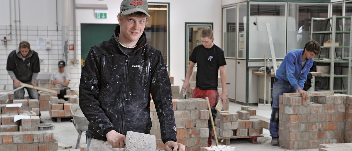 6036 Lehrling Azubi Mann Kelle Mauer Maurer Bau Werkstatt