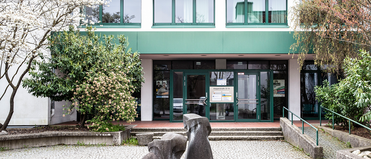 BZ RO Eingang Bildungszentrum Rosenheim