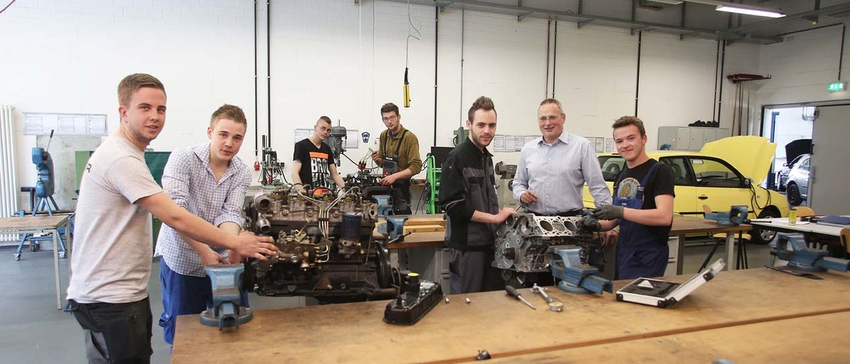 20381 Lehrlinge kfz Werkstatt Auto Motor