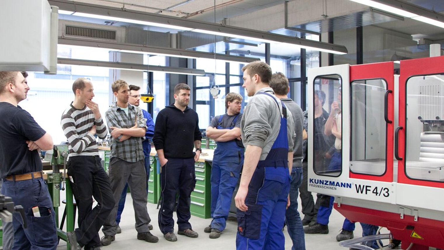 9665 Meister Dozent Werkstatt Maschine Besprechung Unterricht Metall Mann