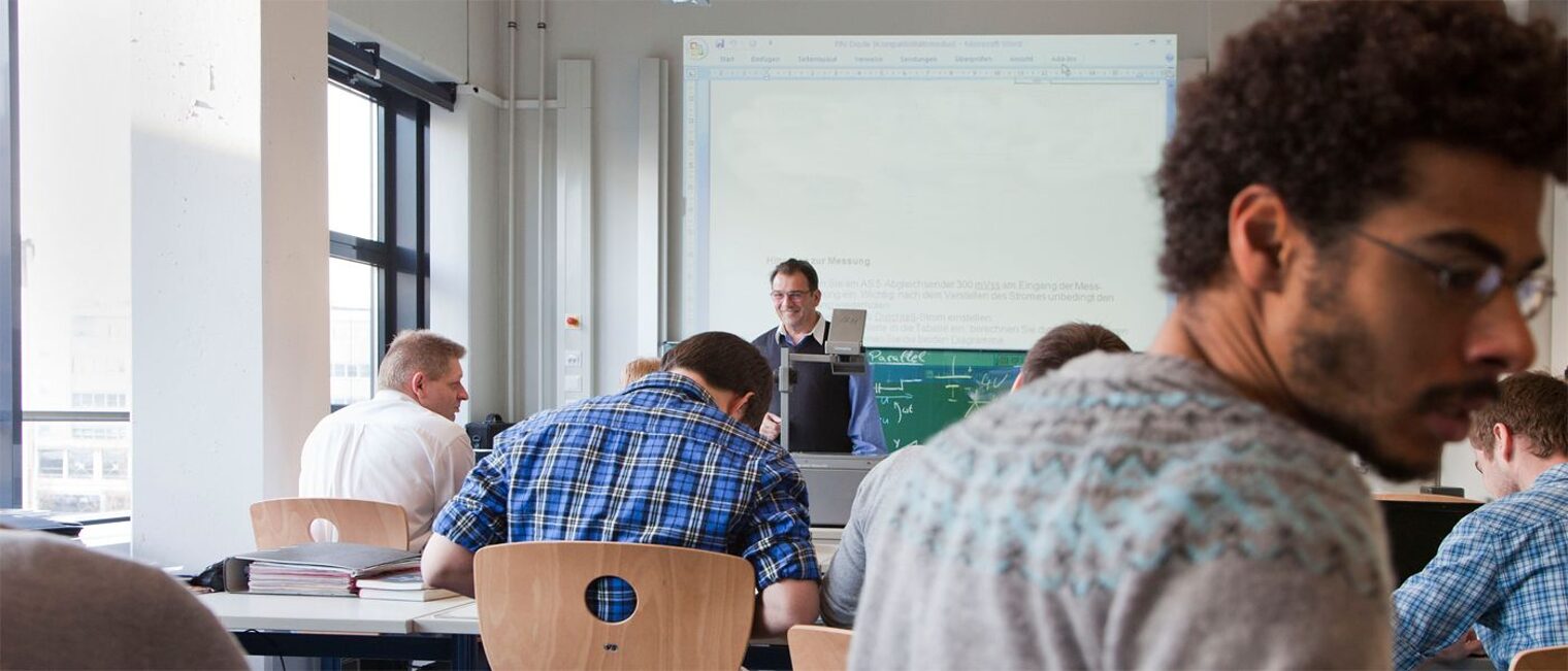 Tafel Beamer Stuhl Tisch Dozent Schüler Meister 9569 Unterricht Schulungsraum Klasse