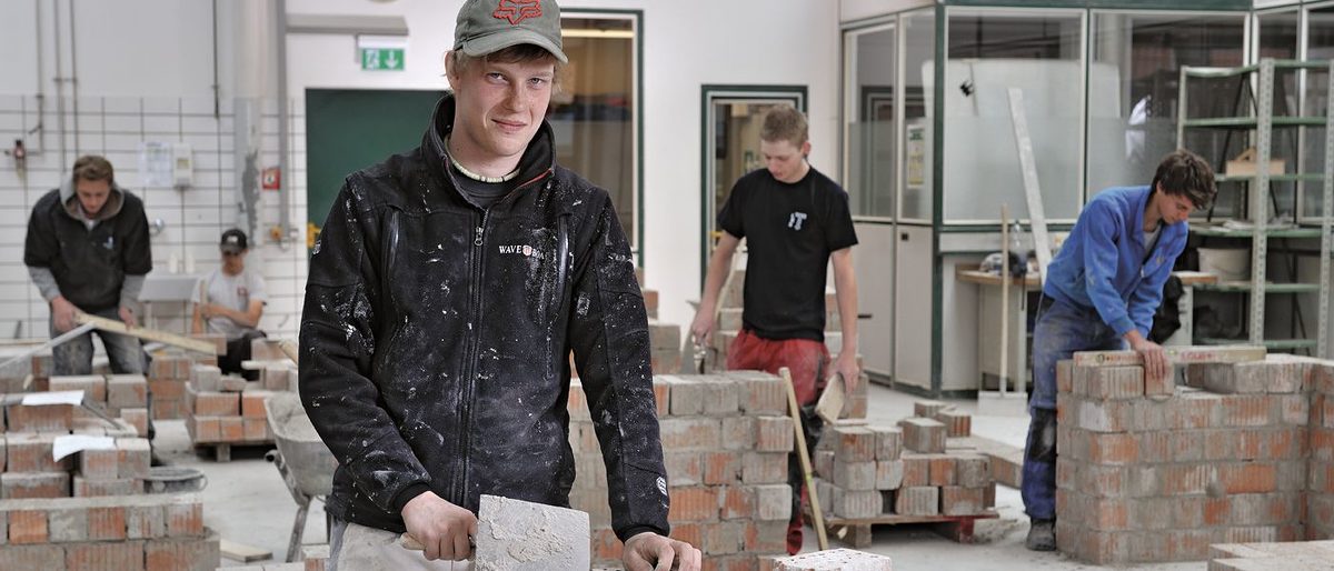 6036 Lehrling Azubi Mann Kelle Mauer Maurer Bau Werkstatt