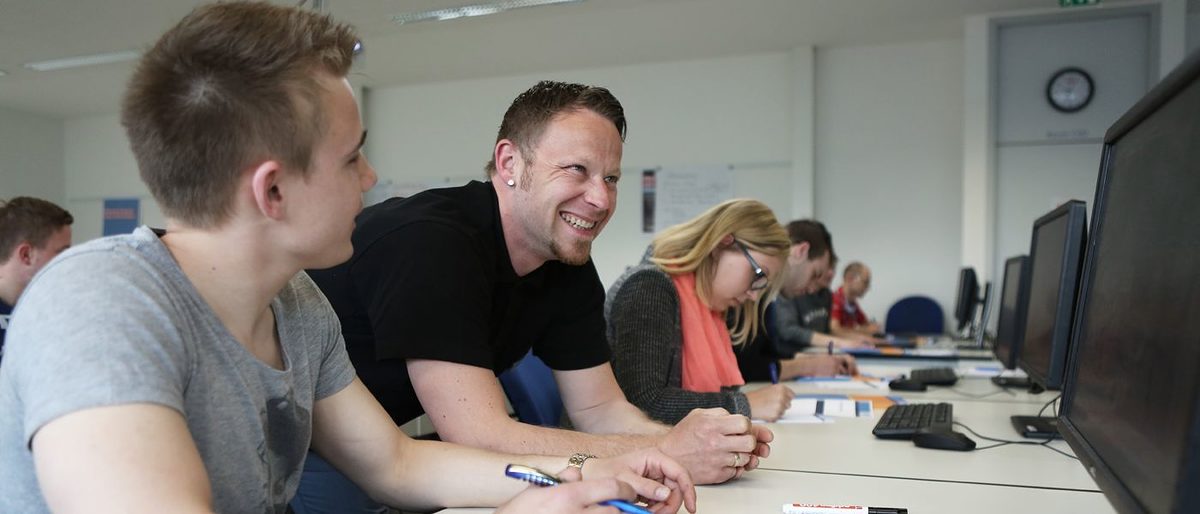 Mann Junge Computer CAD Schulung 20211