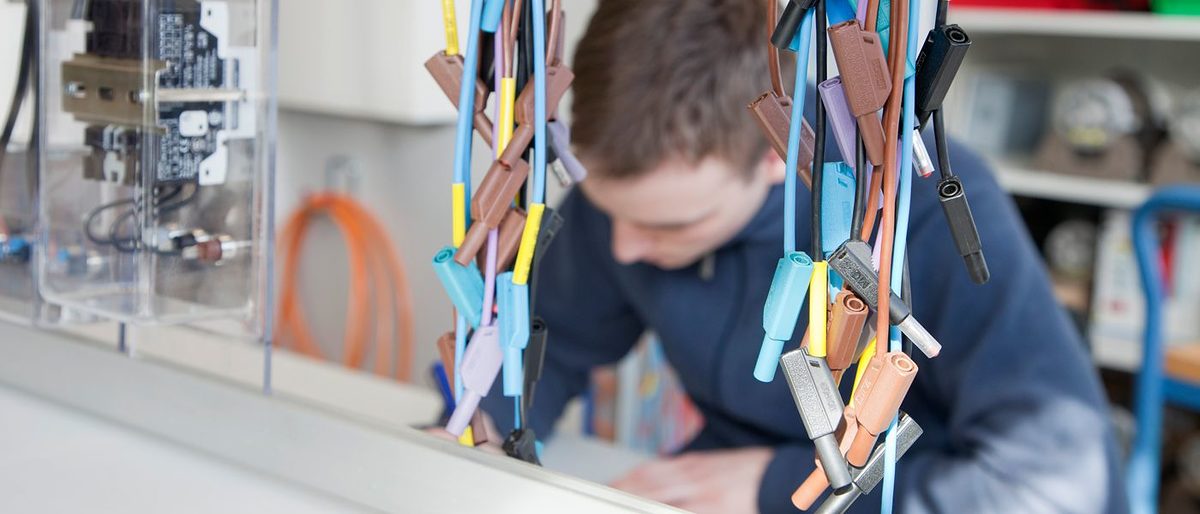 Kabel Werkstatt Schulungsraum Mann 9505