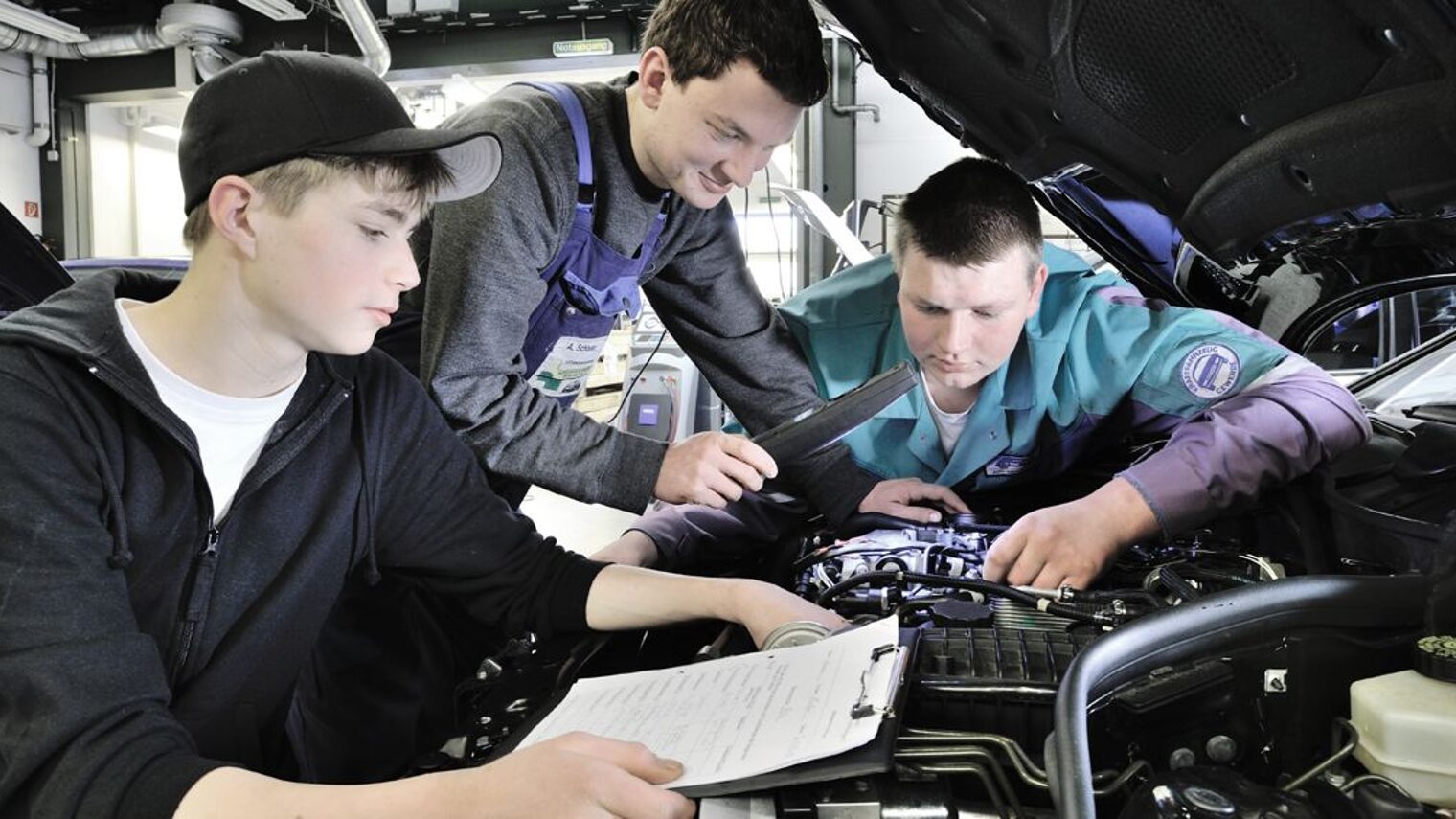 8416 Mann Auto Motorhaube Klemmbrett Azubi Lehrling Werkstatt