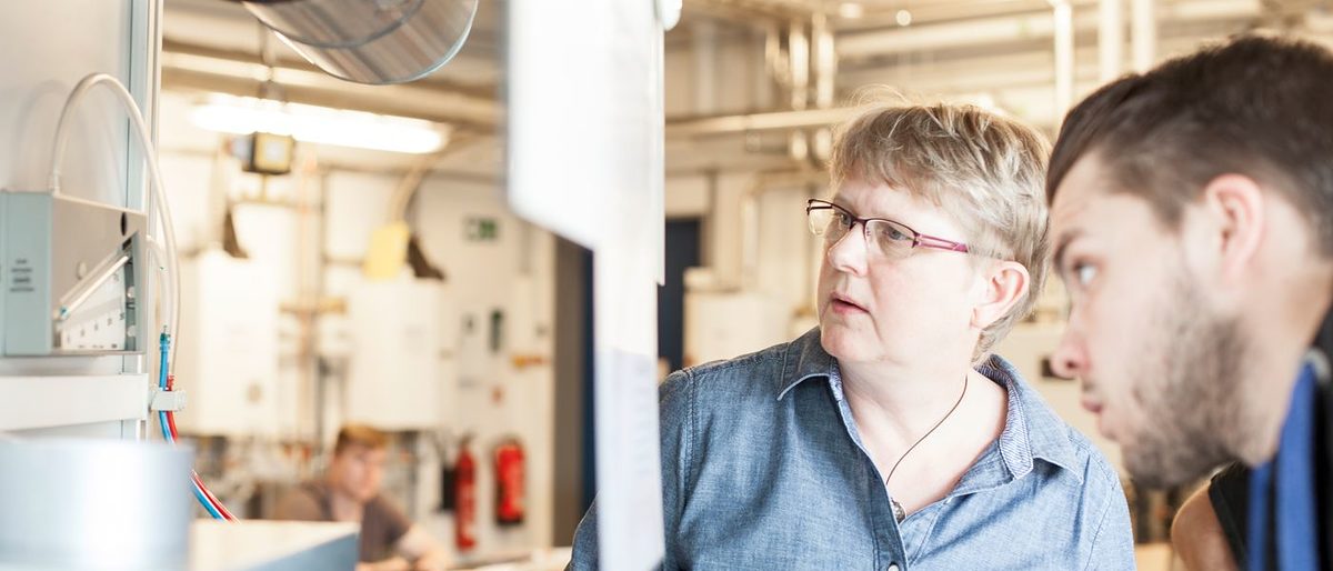 20910 Werkstatt Mann Lehrling Ausbilder Meister Frau