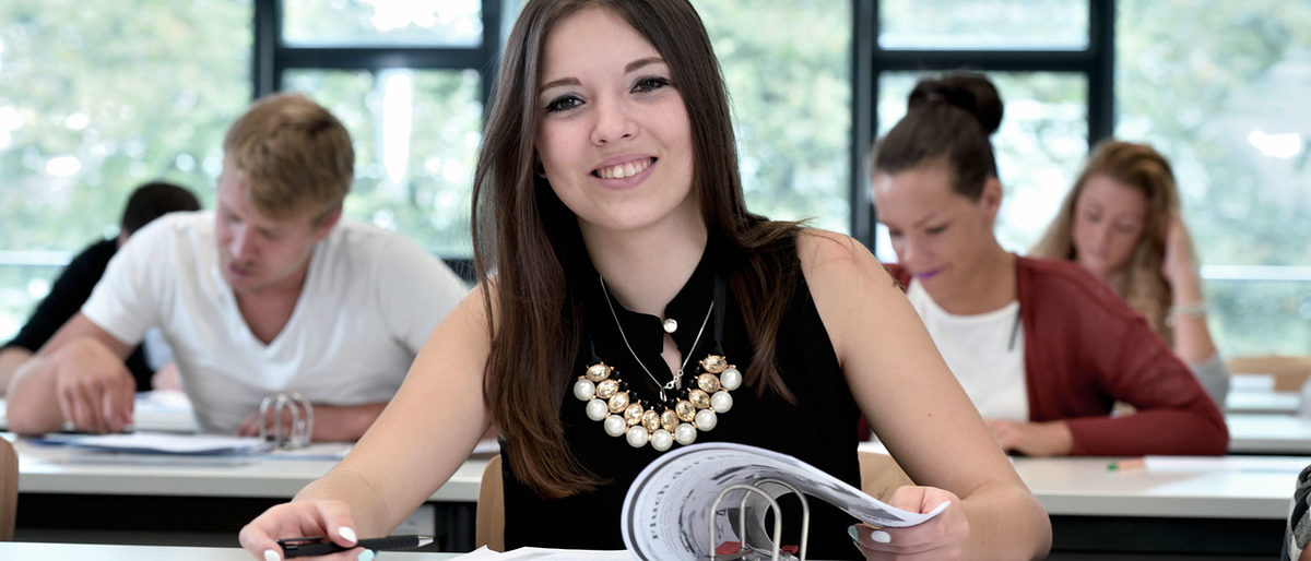 17612 Lernen Gruppe Schulungsraum Ordner Frau Schüler Lehrling