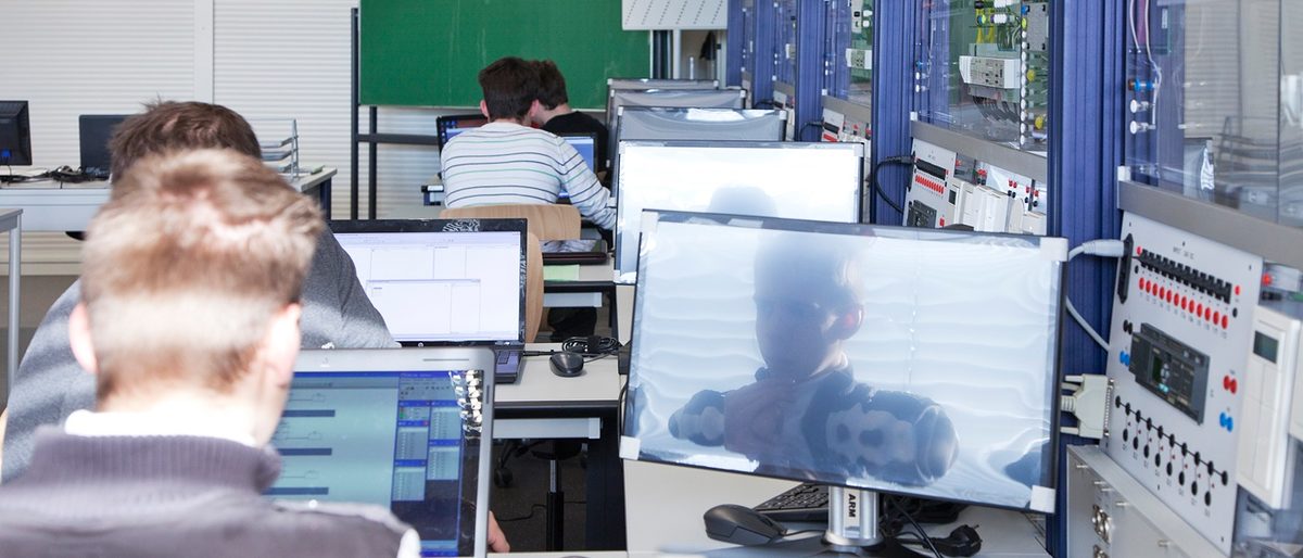 9491 Bildschirm Monitor Computer Elektro Mann Tafel Schulung