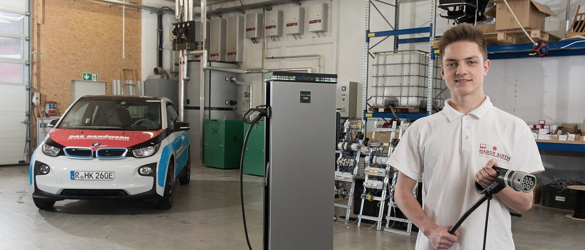 Werkstatt Werkhalle Lehrling Mitarbeiter Auto 23596