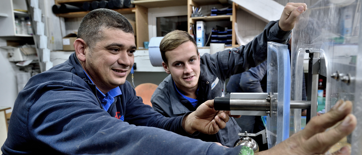 Werkstatt Mann Plexiglas Teamwork Teamarbeit 19155