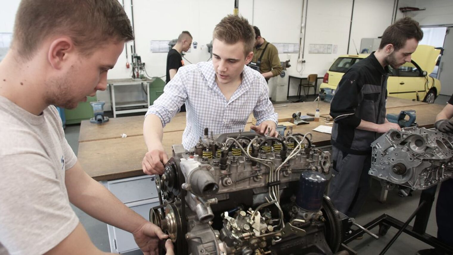 20382 Azubi Lehrling mann Motor Kfz Werkstatt Auto