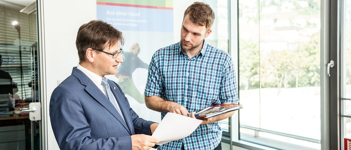 Beratung Mann Büro Gespräch Zettel 21851