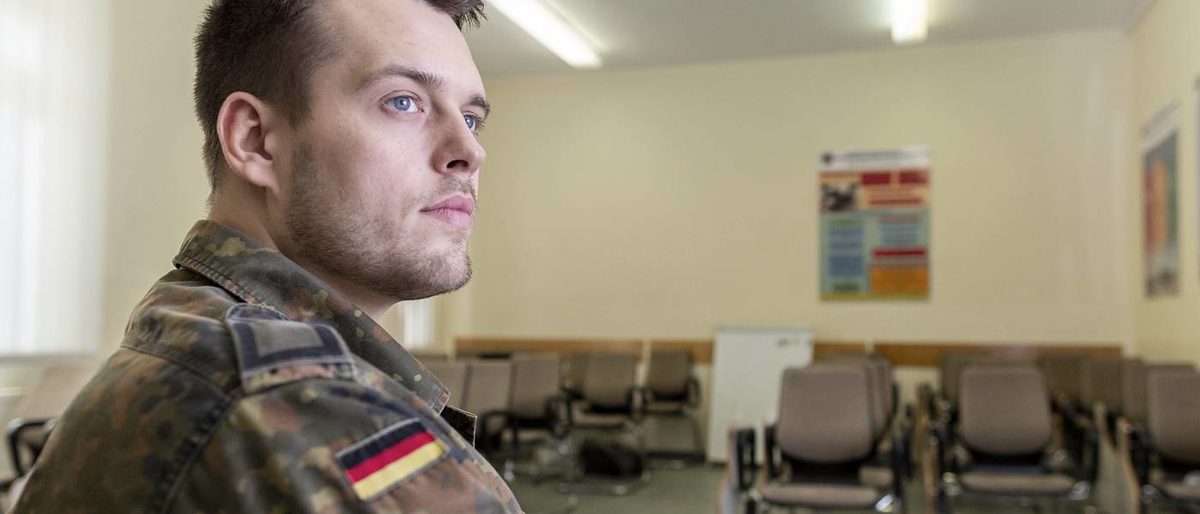 323484410 Bundeswehr Beratung Raum Mann Stuhl BFD Förderung