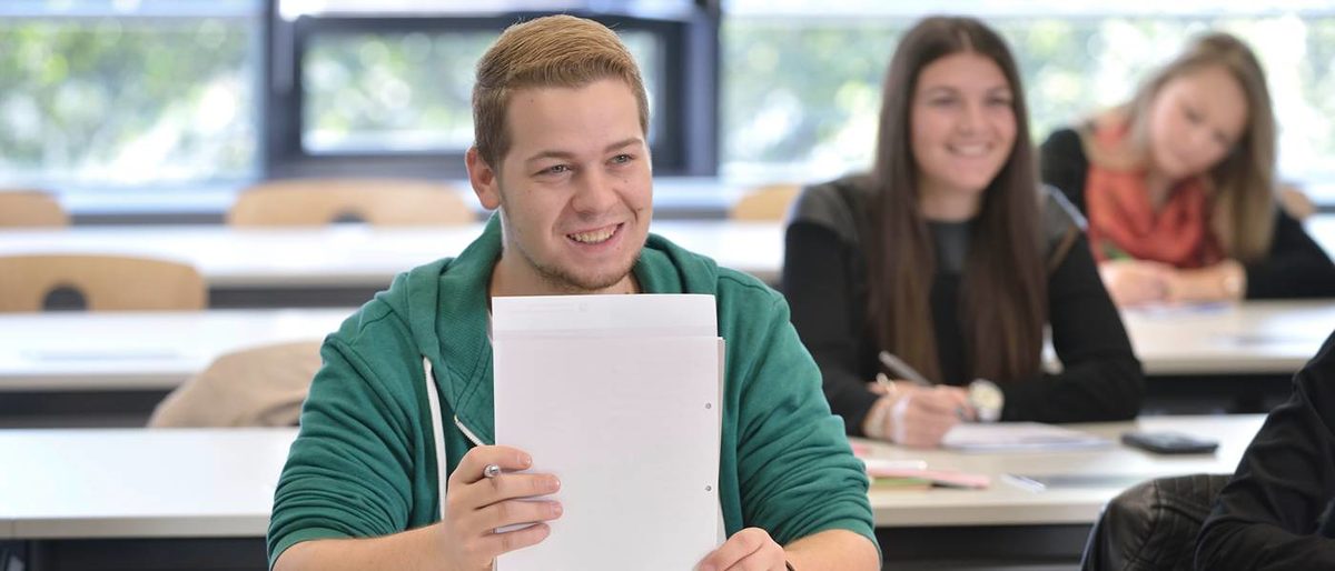 15612 Mann Frau Tisch Schulung Weiterbildung ÜLU lachen