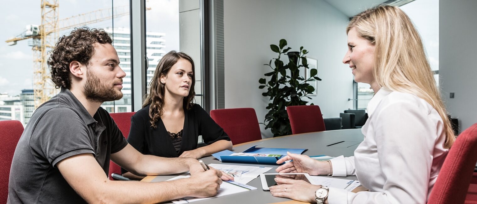 Beratung Tisch Gespräch Mann Frau Unterlagen Büro 24413