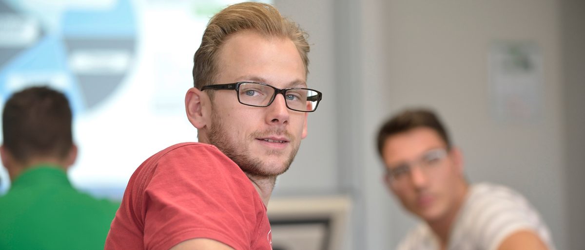 Beamer Präsentation Kurs Teilnehmer Gesicht Mann 15590