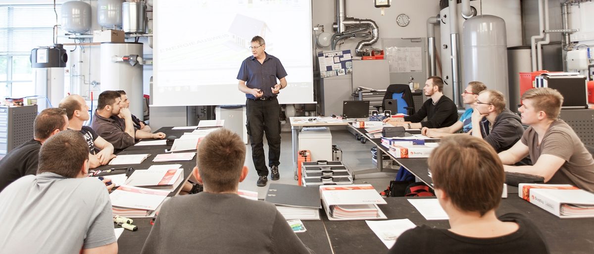 Unterricht Dozent Lehrer Meister Schüler Lehrlinge Werkstatt Übungsraum 20895