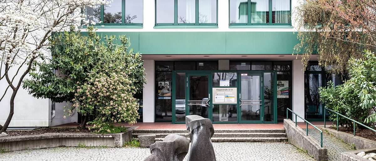 BZ RO Eingang Bildungszentrum Rosenheim