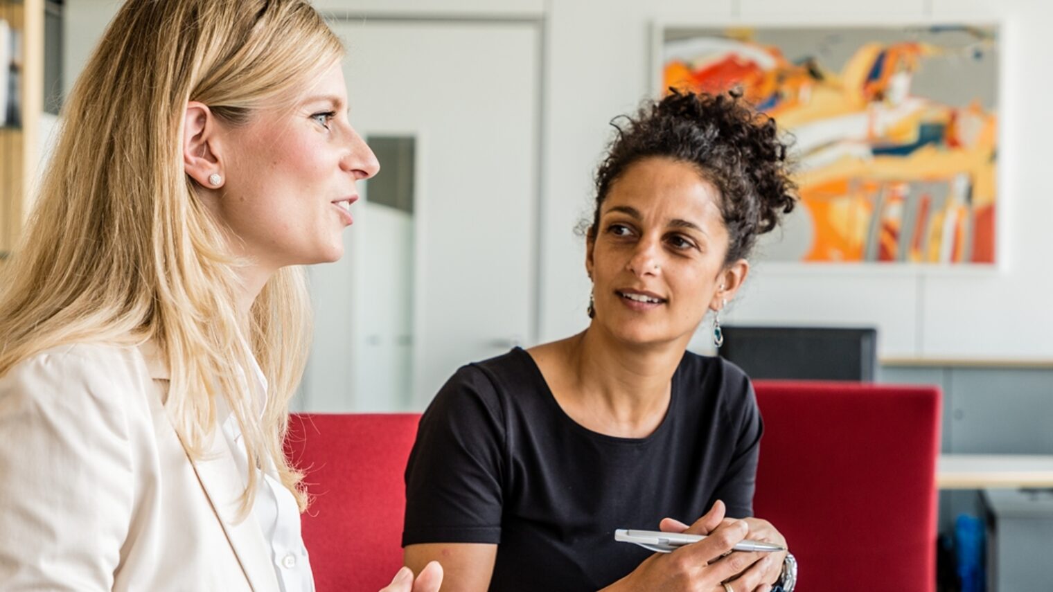 Frau Büro Gespräch 24462