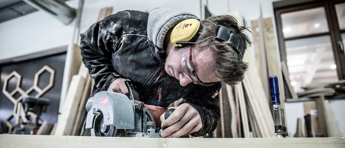 Holz Mann Werkstatt Bau Kreissäge Hand 212247
