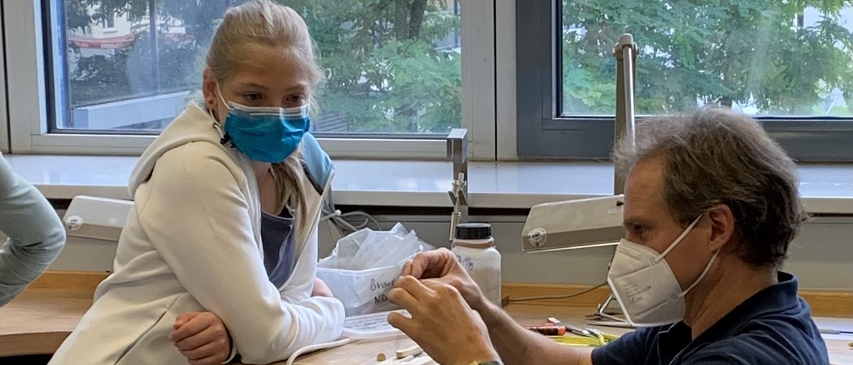 Mädchen Kind Schüler Mann Werkstatt Ferien