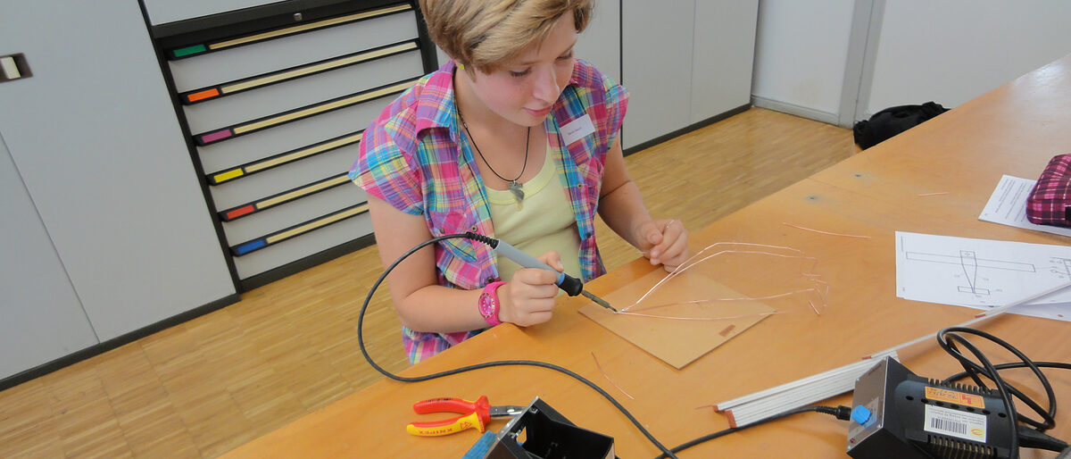 Mädchen in der Berufsorientierung Elektro