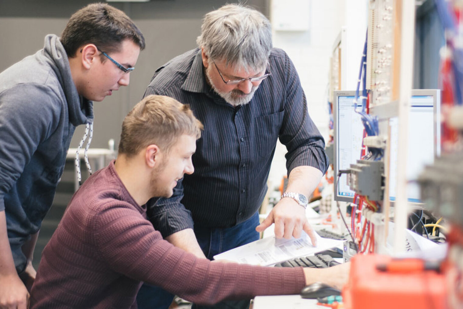 72497 Mann Dozent Schüler Meister Azubi Lehrling Teilnehmer Elektro Werkstatt Kabel Aufgabe