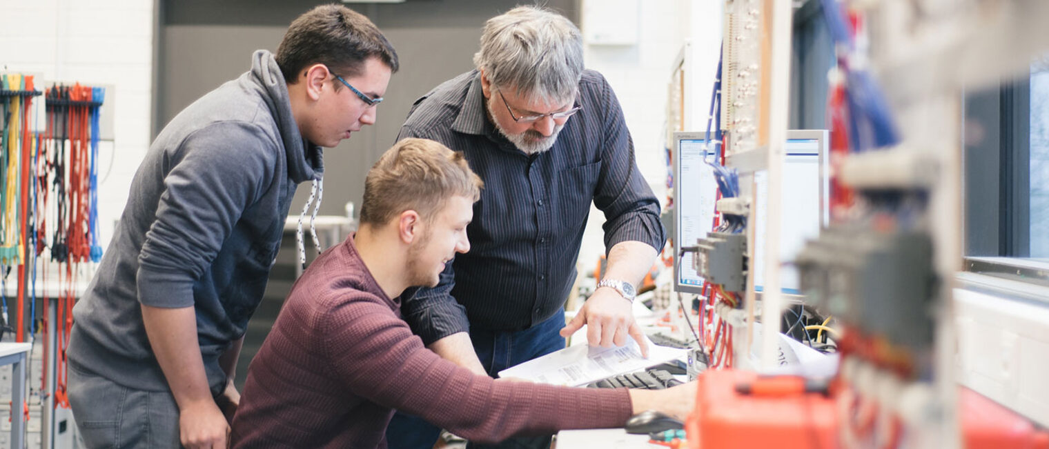 72497 Mann Dozent Schüler Meister Azubi Lehrling Teilnehmer Elektro Werkstatt Kabel Aufgabe