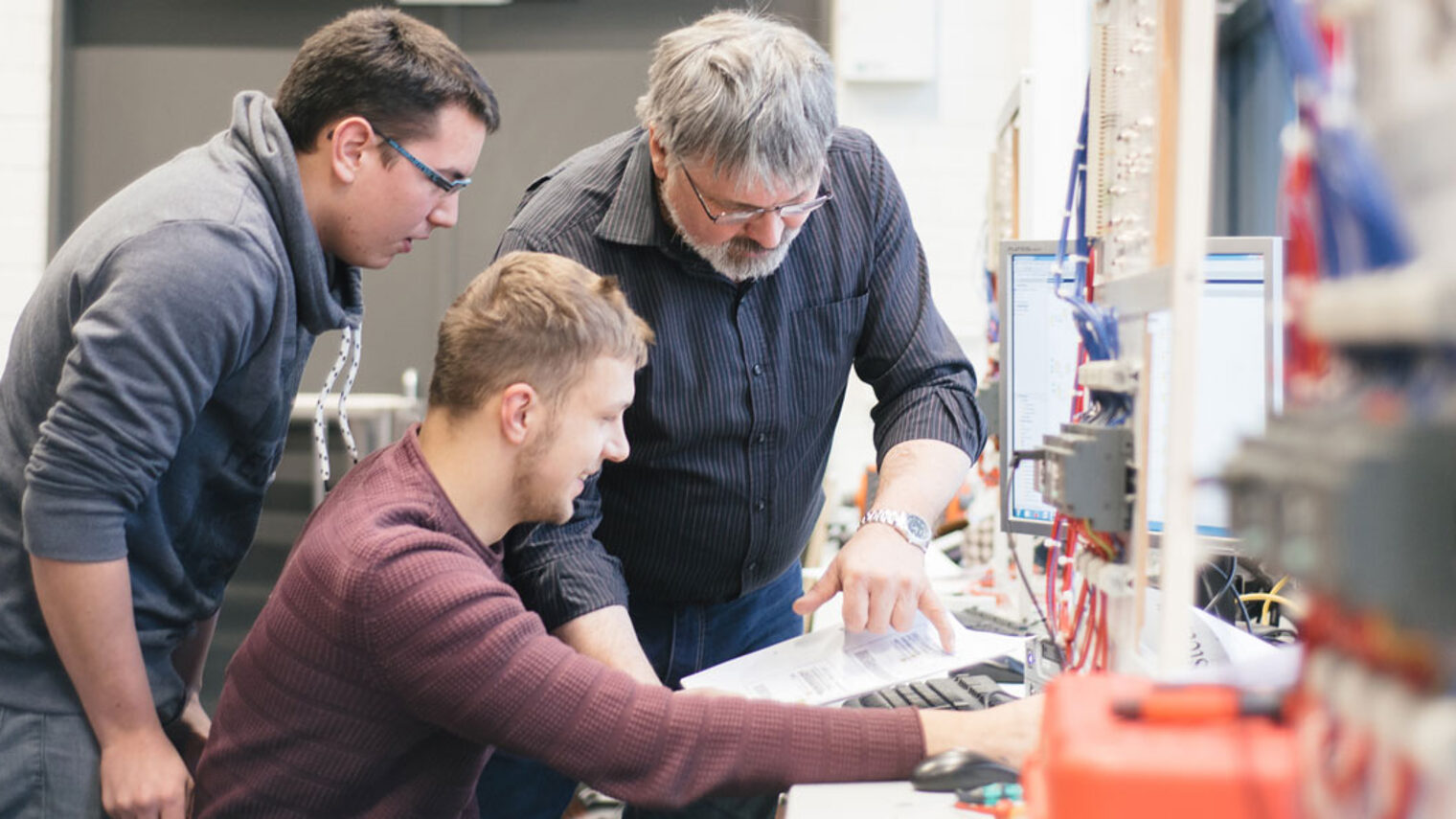 72497 Mann Dozent Schüler Meister Azubi Lehrling Teilnehmer Elektro Werkstatt Kabel Aufgabe